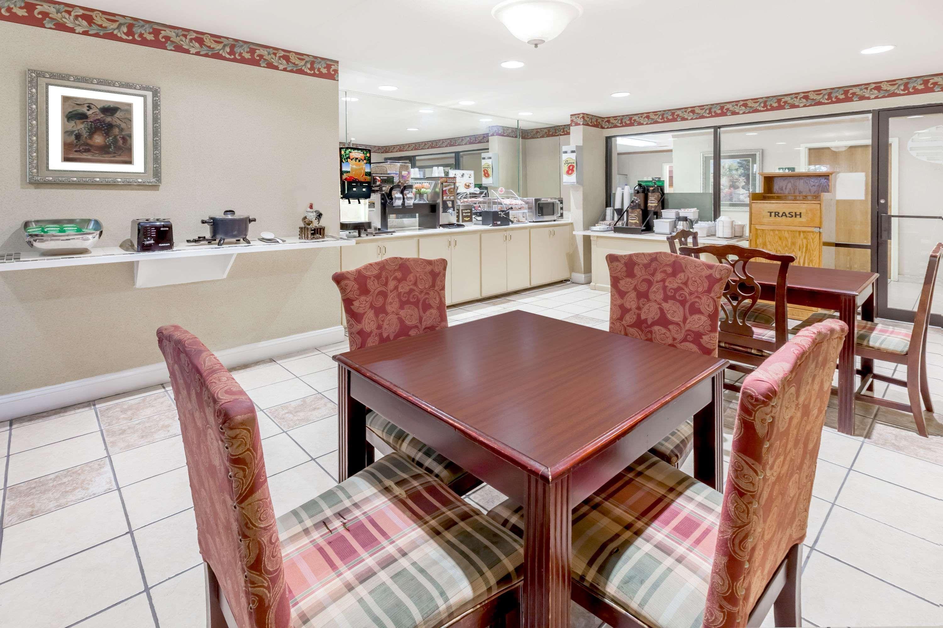 Super 8 By Wyndham Pine Bluff Hotel Eksteriør billede